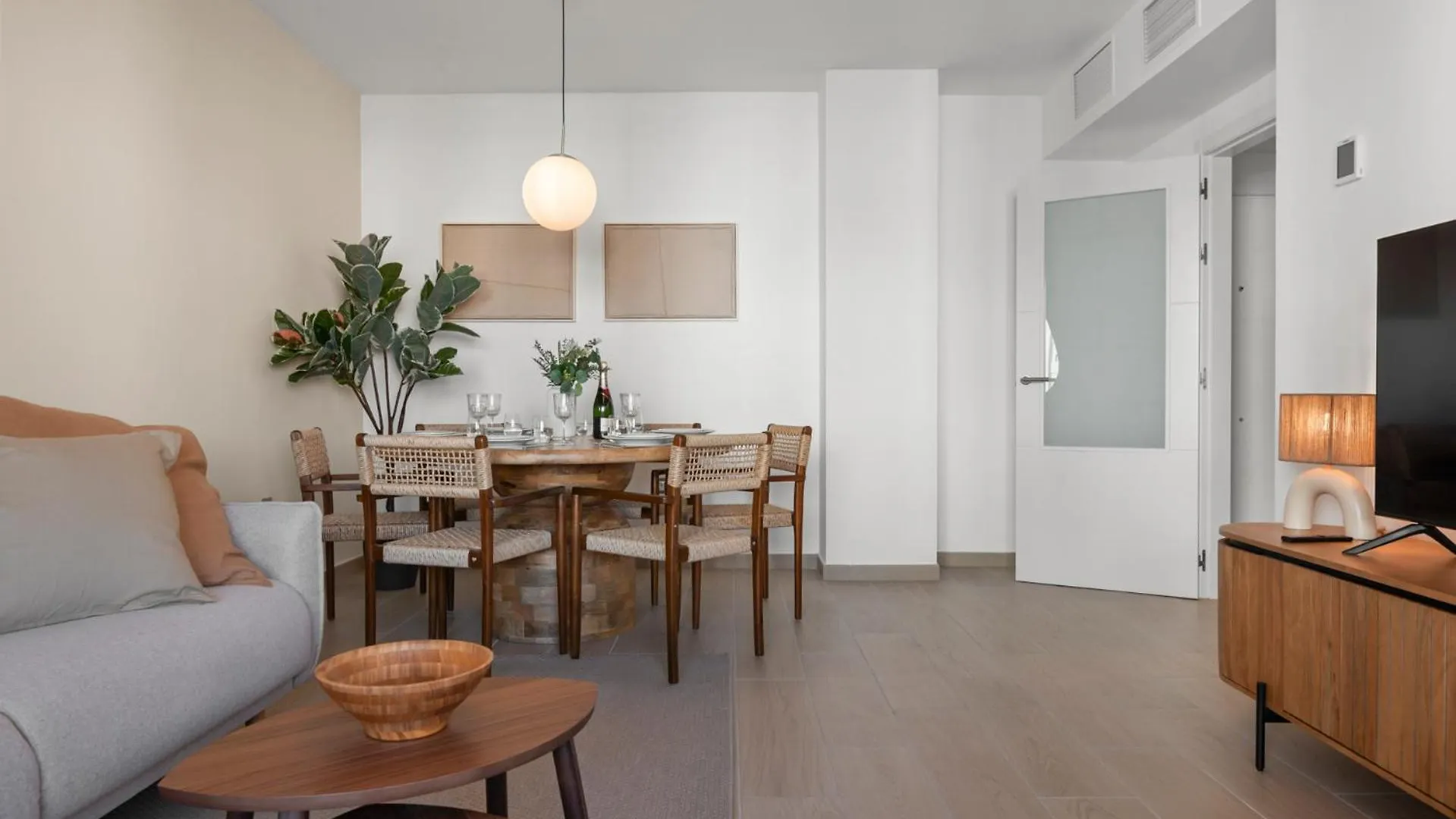Nohemi - Elegant City And Beach Apartment Estepona