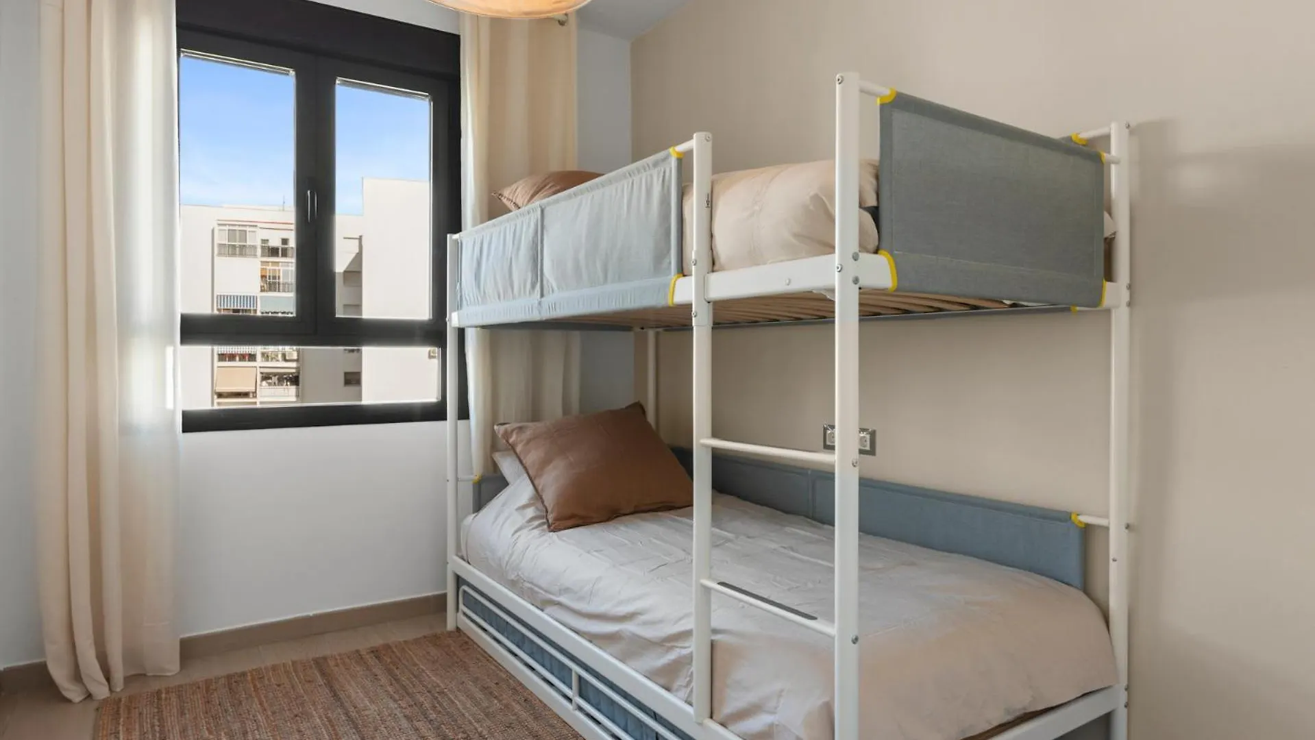 Nohemi - Elegant City And Beach Apartment Estepona