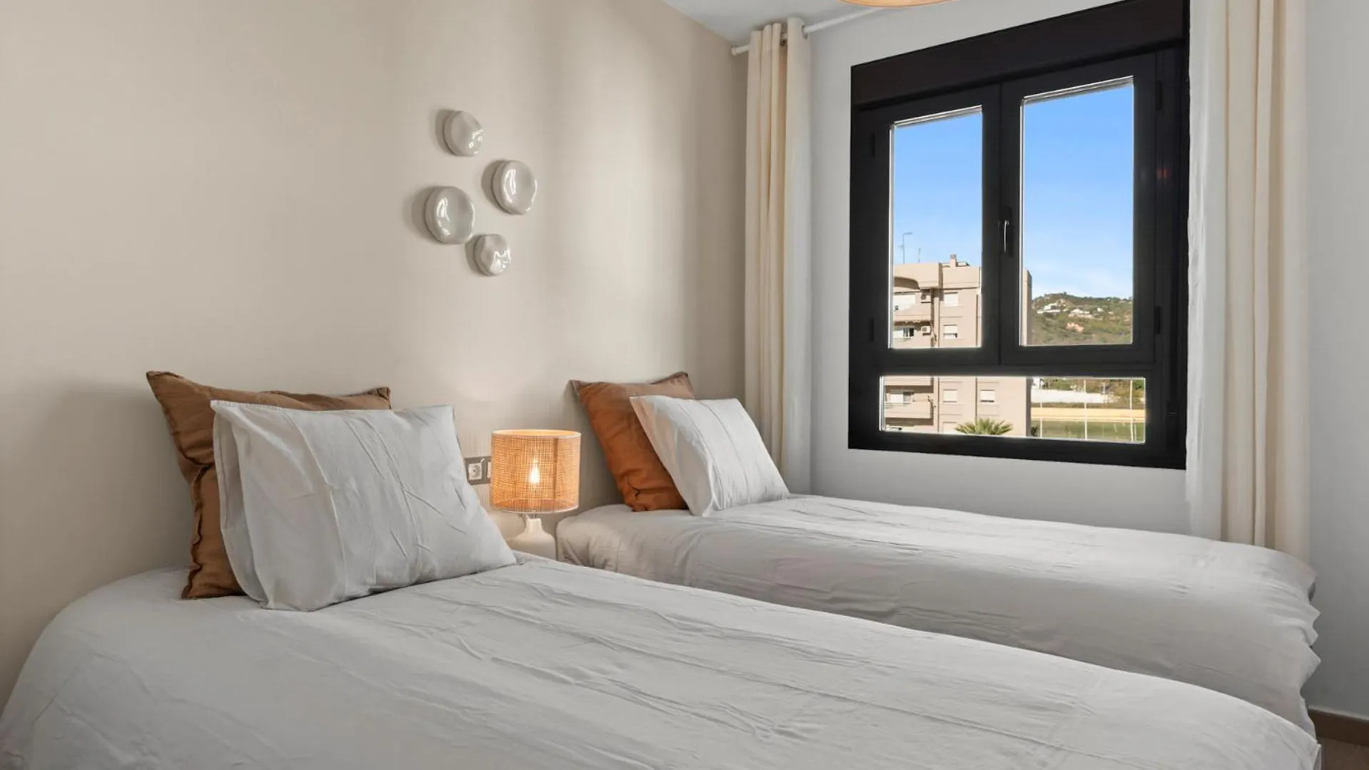 Nohemi - Elegant City And Beach Apartment Estepona
