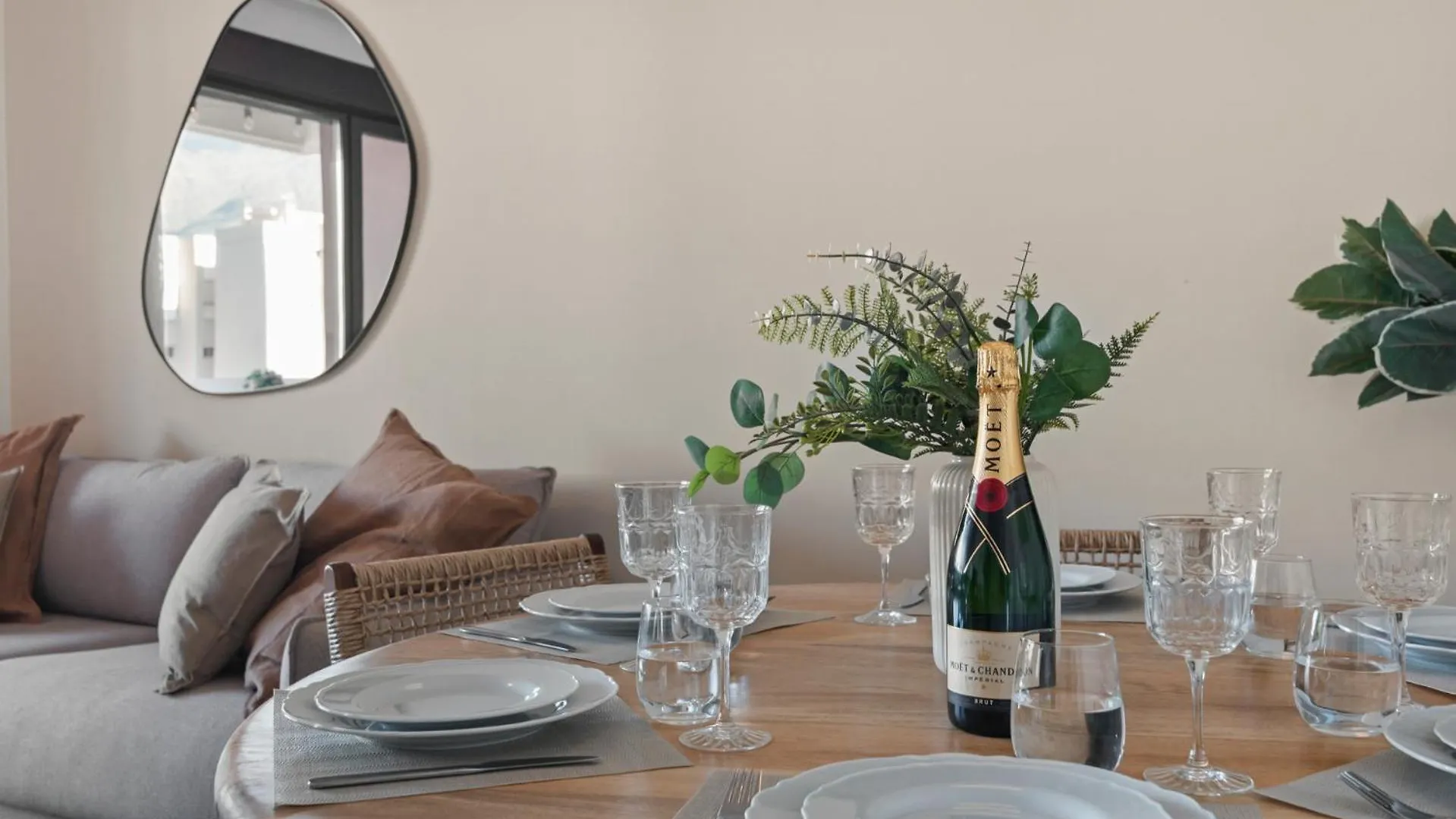 Nohemi - Elegant City And Beach Apartment Estepona
